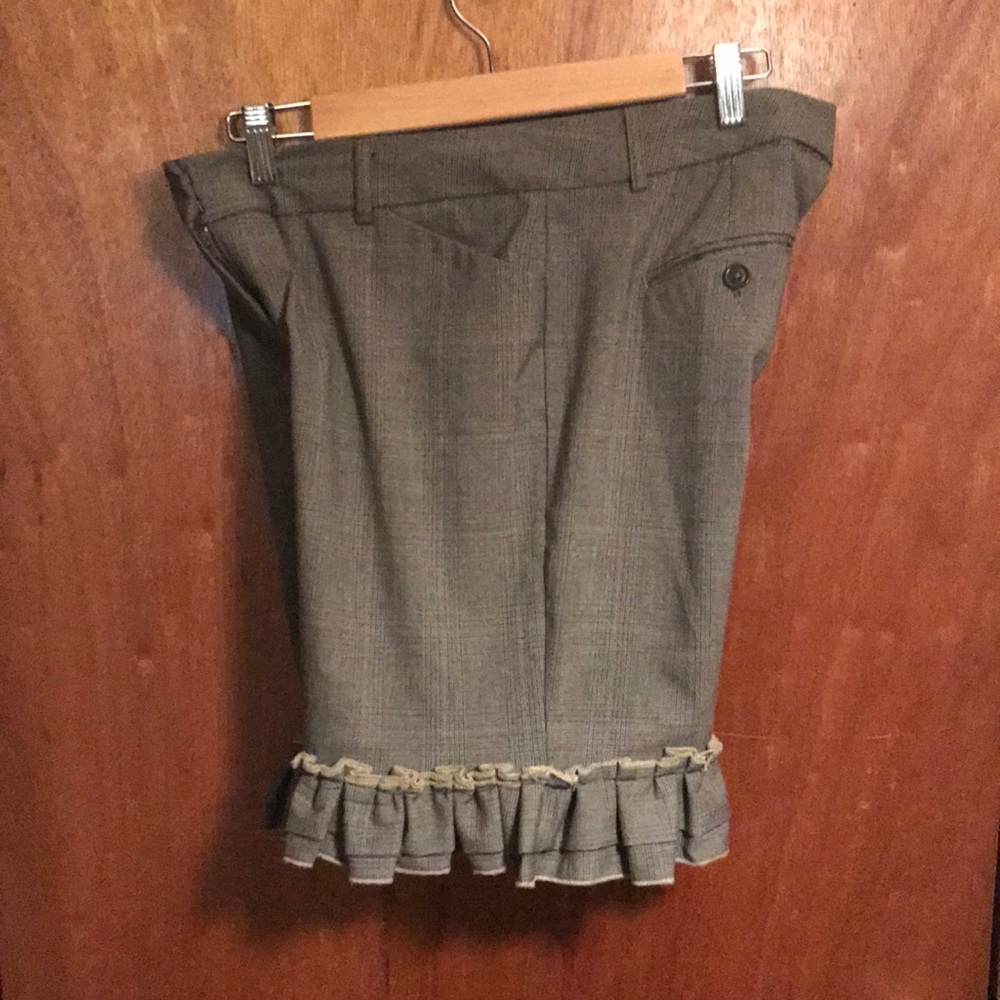 Dapper Ruffle shorts - Picture 3 of 3